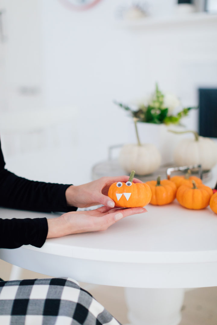 Eva Amurri Martino shares her DIY Pumpkin Spiders craft