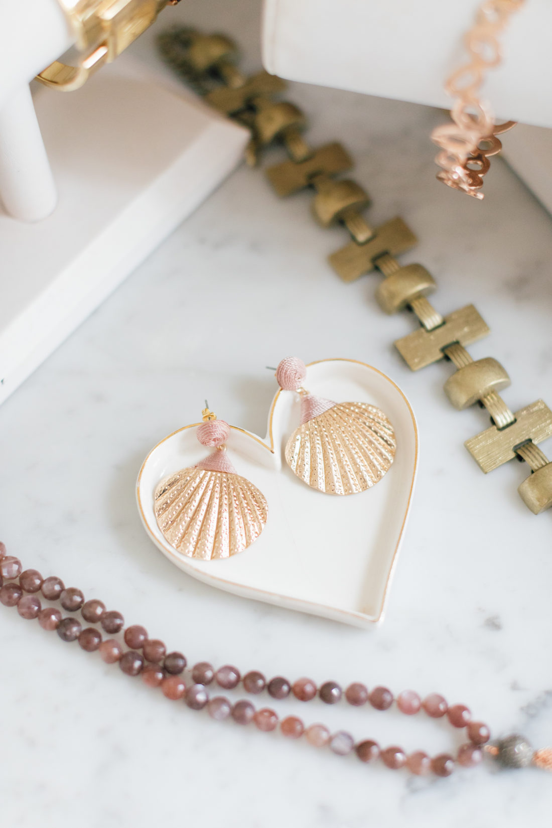 Eva Amurri Martino's delicate shell earrings